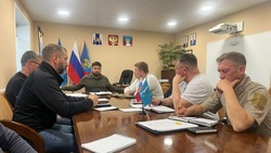 «Каждое обращение жителей брать в работу!»: мэр Углегорского района провел вечерний штаб ЧС