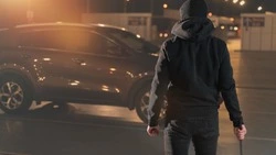 Пьяный мужчина в пылу ссоры побил автомобиль незнакомых ему людей в Холмске 