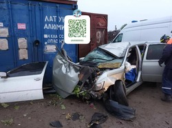 Водитель без прав погиб в ДТП из-за наезда на металлический забор в Южно-Сахалинске