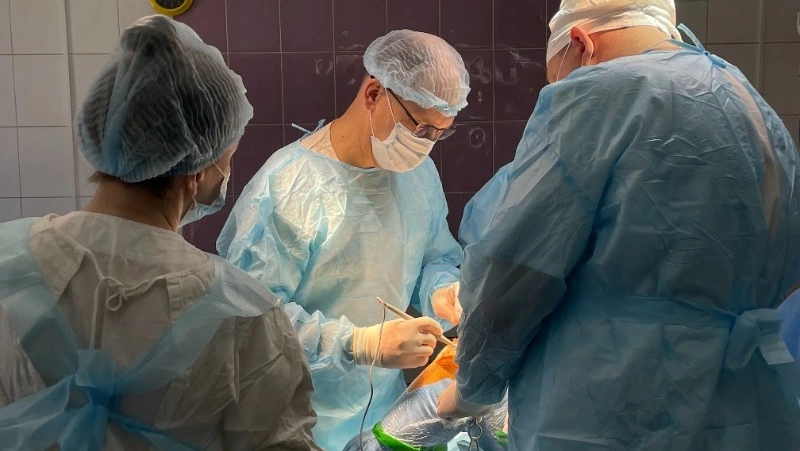 Некроз суставов, переломы, деформации: сложные операции на суставах начали проводить на Сахалине