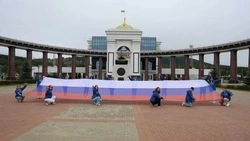 Огромный триколор в честь Дня Государственного флага РФ растянули в Южно-Сахалинске