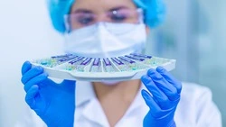 Правки в бюджет сохранят зарплаты врачей и педагогов на Сахалине