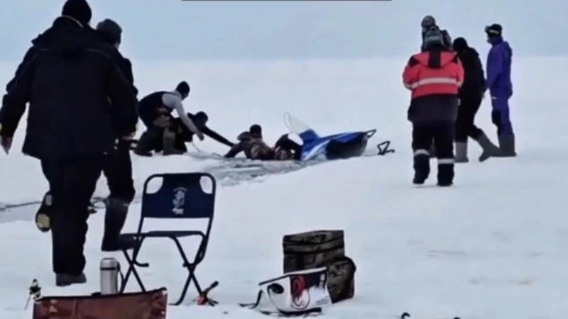 На Сахалине едва спасли тонущего мужчину, провалившегося со снегоходом в полынью