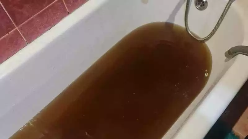 Черная вода льется из кранов на севере Сахалина. «Как кока-кола»