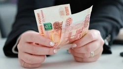 В Аниве рецидивистка украла деньги из забытого в банке конверта  