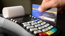 Житель Холмска ответит в суде за кражу денег с банковского счета 