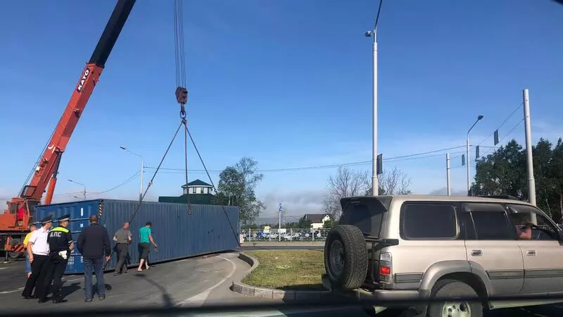 Контейнер рухнул на кольцевой развязке в столице Сахалина
