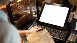 Продавца из Долинска обвинили в краже 32 тысяч рублей из кассы магазина