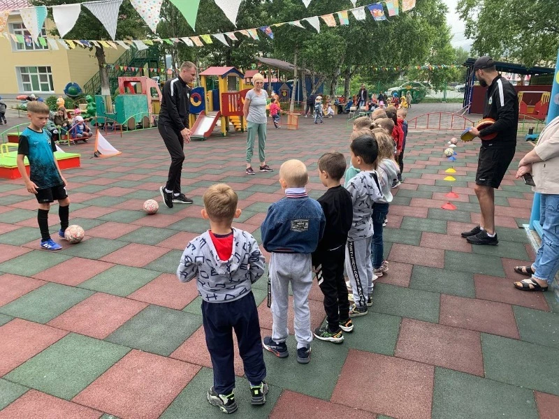 Футбол в деталях показал дошкольникам клуб «Омега-Сахалин»