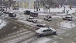 Седан и универсал столкнулись на перекрестке в Южно-Сахалинске
