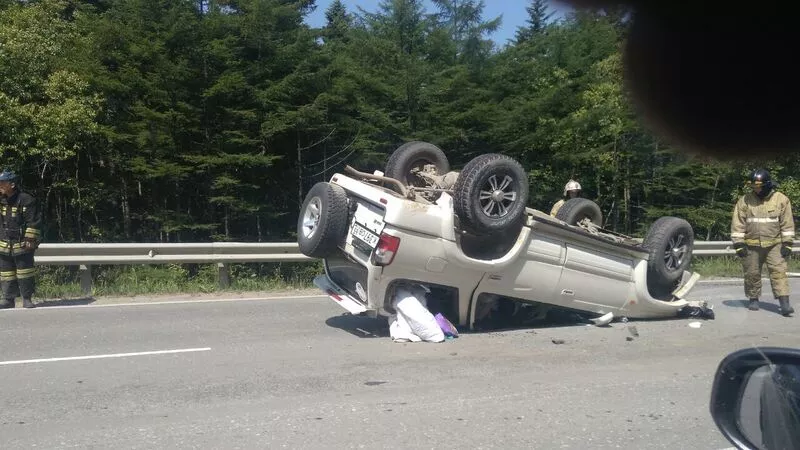 На корсаковской трассе автомобиль влетел в ограждение и лег на крышу