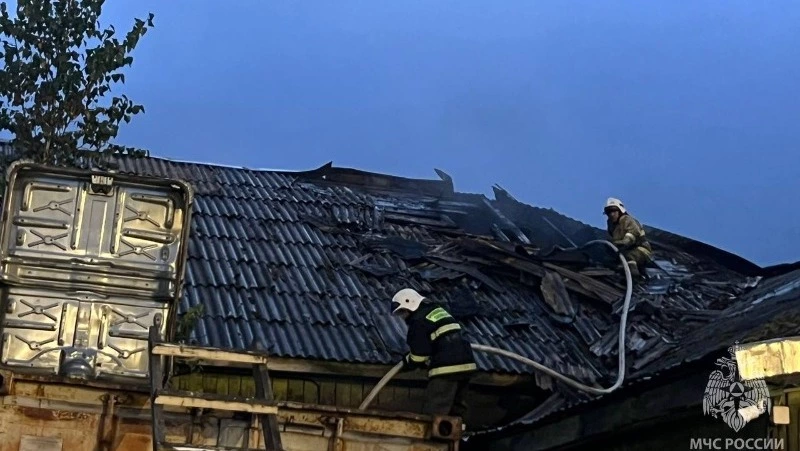 Почти четыре часа тушили продуктовый магазин в селе Кировском