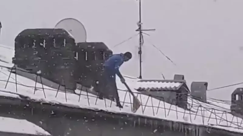 В Южно-Сахалинске застукали рабочего за расчисткой крыши многоэтажки без страховки