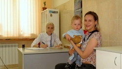 Маленькое село на Курилах встретило столичных врачей блинами и копченым палтусом