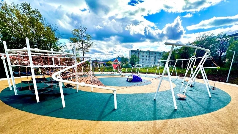 Детскую площадку обустроили в селе Углезаводск Долинского района