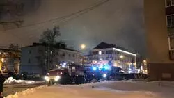 Пожарные эвакуируют престарелых из горящего дома на Сахалинской