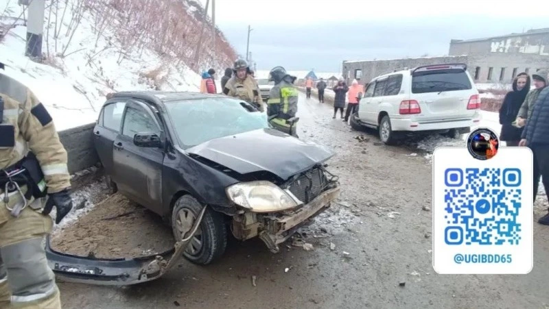 Два пассажира Toyota Corolla пострадали в ДТП в Холмске