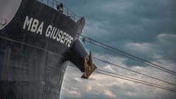 На сухогрузе у берегов Сахалина 10 человек отравились ядовитыми парами