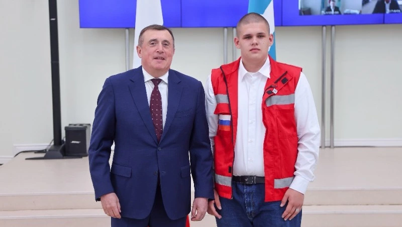 Всероссийскую награду за спасение жизни получил 17-летний волонтер из Корсакова 