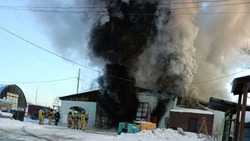 Крупный пожар произошел в боксе для ремонта техники в Корсакове