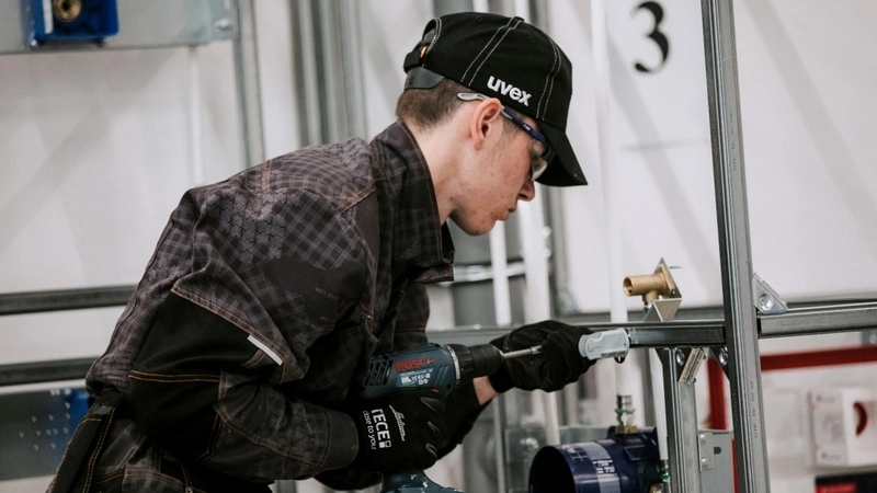 Медальон сахалинского столяра