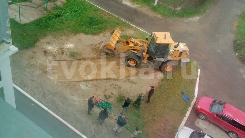 В Охе снесли опасную детскую площадку, где пострадал ребенок