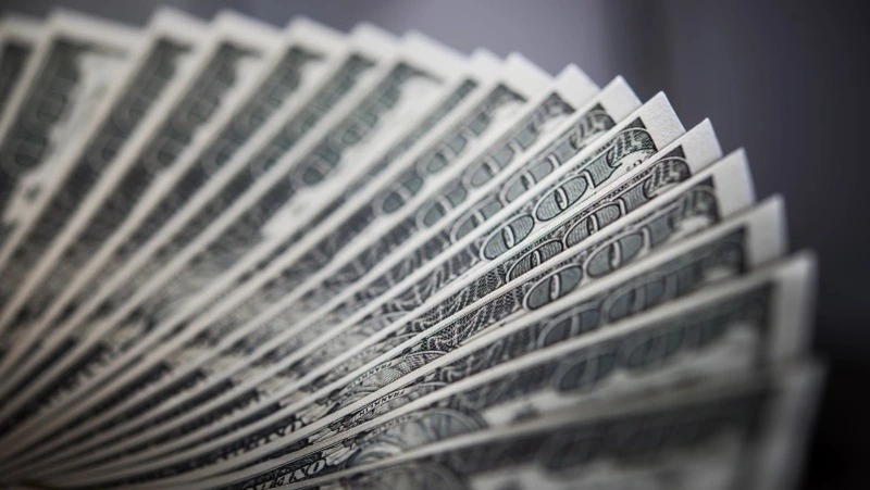 ЦБ установил курс доллара на 15 февраля ниже 91 рубля