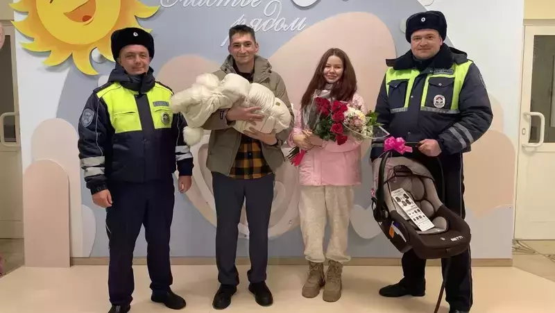 Торопились в роддом: сахалинские автоинспекторы помогли появиться на свет малышу 