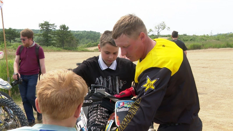 Подростков на Сахалине бесплатно учат ездить на мотоцикле стоя