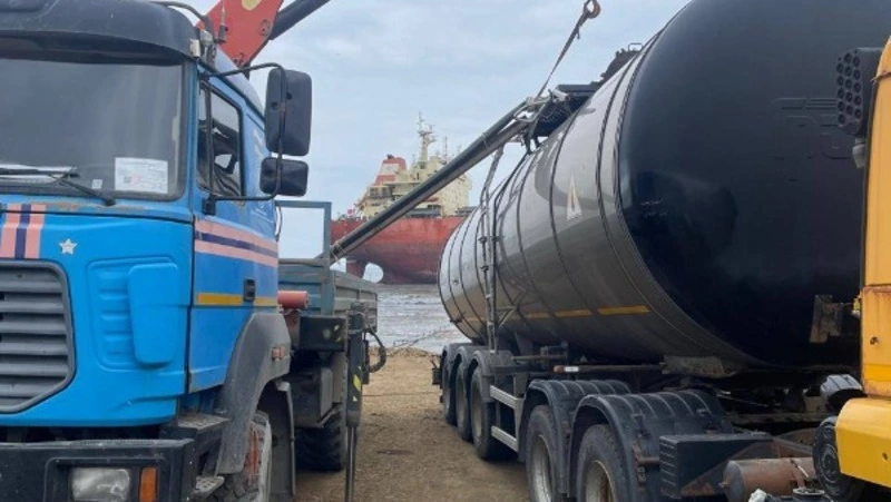 Топливо с севшего на мель китайского судна An Yang 2 начали откачивать в Невельске