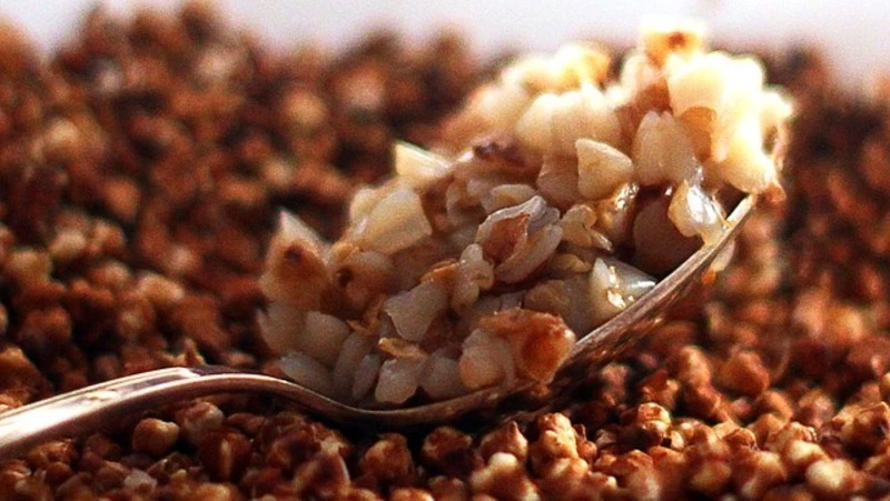 Диетолог рассказала, кому опасно есть гречку