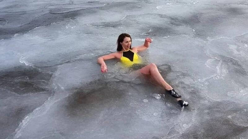 Раздетые сахалинки устраивают фотосессии на «мятных» торосах