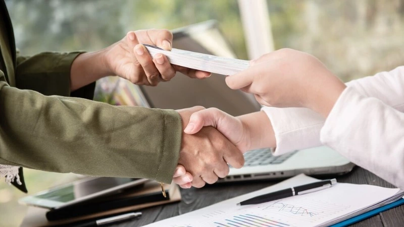 На Сахалине сотрудника транспортной полиции посадили на семь лет за взятку и лишили звания