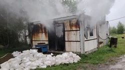 Пожарные час тушили металлический контейнер в Смирныховском округе