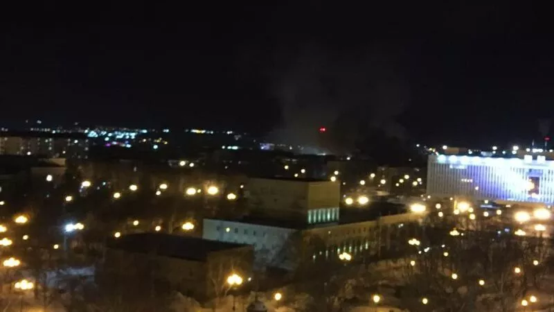 В Южно-Сахалинске загорелся четырехэтажный жилой дом