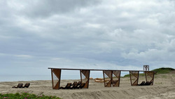 Гостиничный комплекс и шезлонги появятся на пляже в Охотском