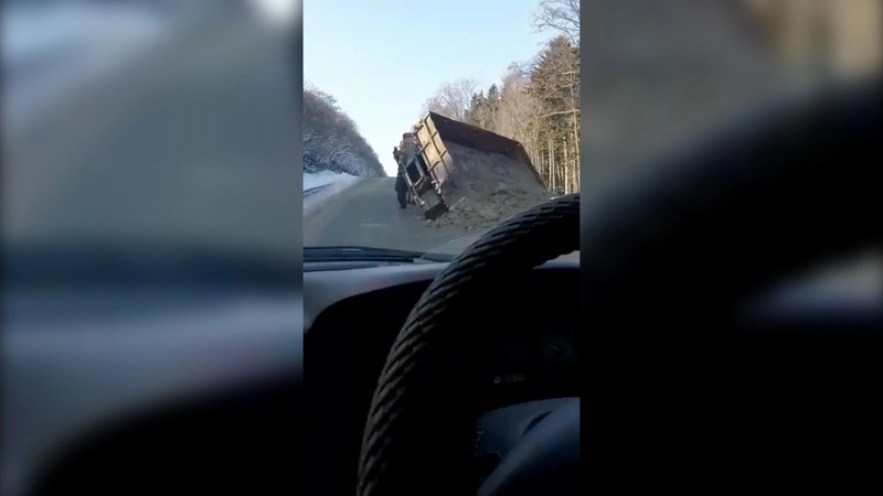 На Сахалине грузовик потерял на трассе прицеп