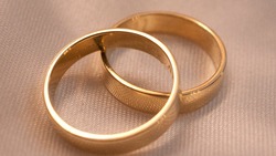Работник УК похитил обручальные кольца из золота у пенсионерки в Холмске