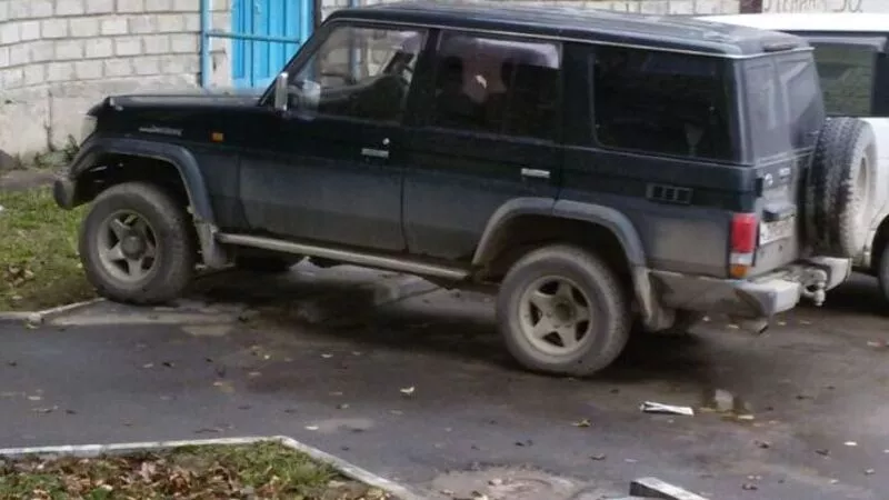 В Охе автохамы отобрали у горожан тротуары