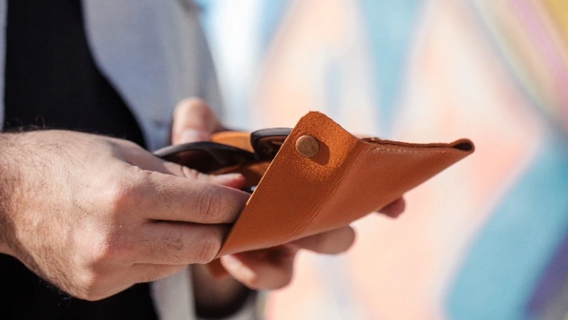 Подросток подарил подруге украденный в такси кошелек в Южно-Сахалинске  