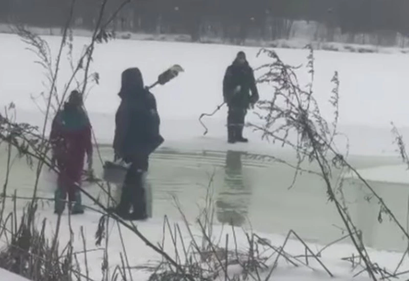 Теплая погода растопила лед на юге Сахалина. Это не стало помехой для рыбаков