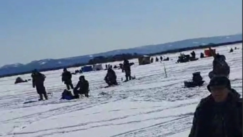 Сахалинские рыбаки вышли на лед в плюсовую температуру без страха стать «мамонтятами»