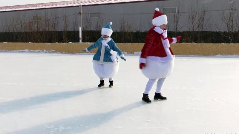 В Южно-Сахалинске открыли бесплатный каток рядом с 40-метровой горкой для ватрушек