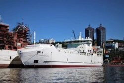 На новом пароме «Александр Деев» для линии Сахалин-материк поднят российский флаг