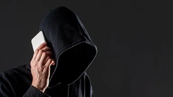 Молодой сахалинец поверил в несуществующее письмо из военкомата и потерял деньги