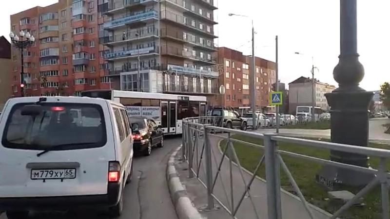 В южной части Южно-Сахалинска образовались гигантские заторы