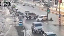 Джип протаранил легковой автомобиль на перекрестке в Южно-Сахалинске 