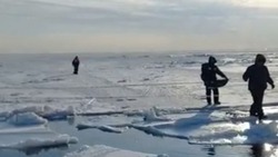 Вертолет спас с оторвавшейся льдины троих рыбаков-любителей на Сахалине