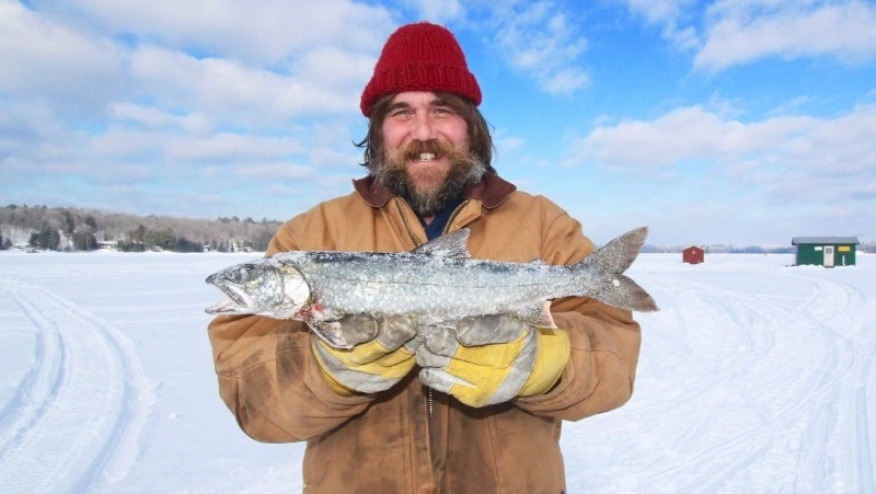 Лунный календарь и зимняя рыбалка: когда лучше выходить на лед 15 января 2026 года