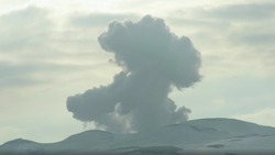 «Полторы минуты и развеялось»: северокурильчанин заснял активность вулкана Эбеко